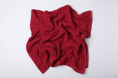Açık gri arkaplanda kırmızı havlu, üst görünüm