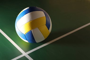 Sahada bir voleybol topu, mesaj için boşluk.
