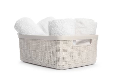 Depolama sepetinde yuvarlanan havlular beyaza izole edilmiş.