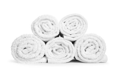 Yuvarlanan havlu yığını beyaza izole edilmiş.