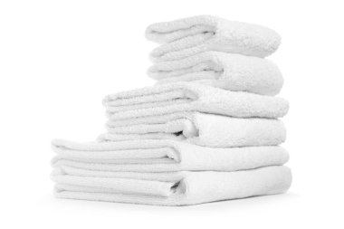 Beyaz üzerine izole edilmiş katlanmış havlu yığını