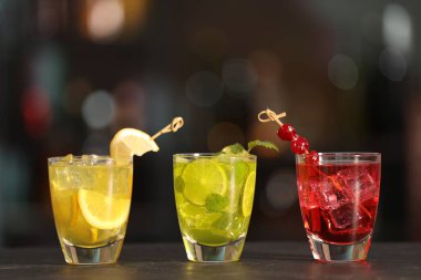 Masada bulanık arka planda alkollü kokteyl bardakları