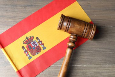 Hakimin tokmağı ve İspanya bayrağı ahşap masanın üstünde.