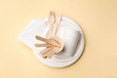 Bej arkaplan, üst görünüm üzerinde tek kullanımlık tablo takımı