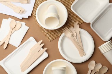 Kahverengi arkaplanda tek kullanımlık sofra takımı