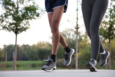 Dışarı koşan bir çift, yakın plan. Metin için boşluk