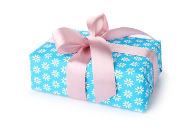 Beyaz üzerinde yay olan güzel bir hediye kutusu