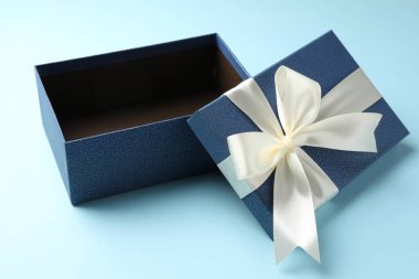 Açık mavi kapaklı güzel bir hediye kutusu, yakın plan.