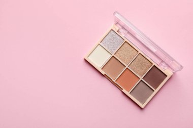 Açık pembe arka planda güzel bir göz falı, üst manzara. Metin için boşluk