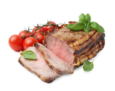 Lezzetli fırınlanmış et, domates ve fesleğen.