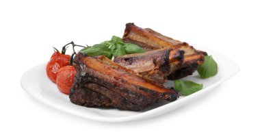 Kızarmış sığır pirzolası, domates ve fesleğen.