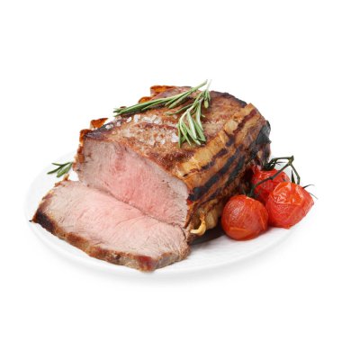 Lezzetli pişmiş et, domates, biberiye ve tuz beyaz üzerine izole edilmiş.