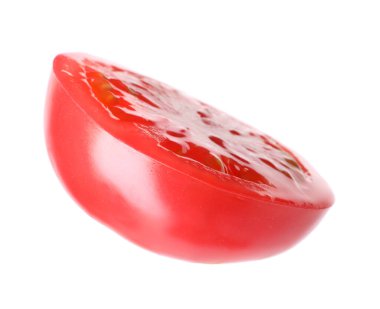 Taze domates dilimi beyaza izole edilmiş.