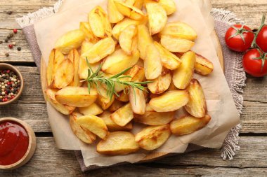 Biberiyeli fırında patates, baharatlar ve ahşap masa üzerinde biber, düz yatıyordu.