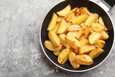 Gri desenli masada tavada fırında patates, üst manzara. Metin için boşluk