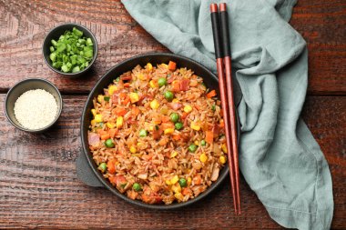 Ahşap masada servis edilen fırında pilav.