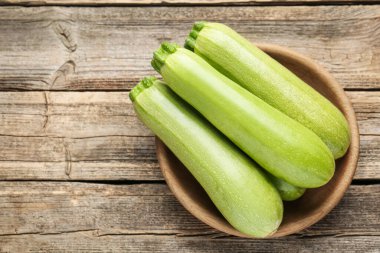 Ahşap masada taze olgun kabaklar, üst manzara. Metin için boşluk