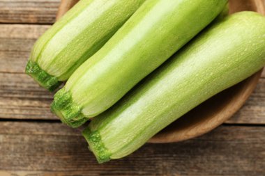 Taze olgun kabaklar ahşap masanın üstünde, üst tarafta.