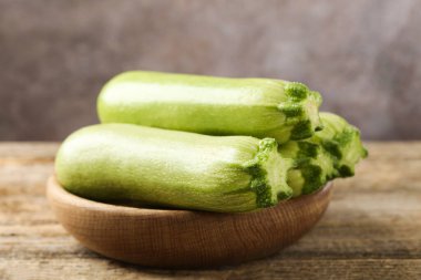 Taze olgun kabaklar ahşap masada, yakın plan.