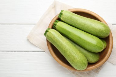 Beyaz ahşap masada taze olgun kabaklar, üst manzara. Metin için boşluk