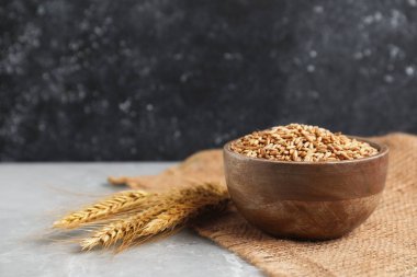 Çavdar tohumu ve çiviler açık gri masada, yakın plan. Metin için boşluk