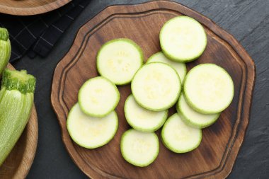 Siyah desenli masa üzerinde taze olgun kabaklar, düz uzanmış.