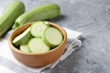 Gri desenli masada taze olgun kabaklar, yakın plan. Metin için boşluk