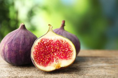 Tahta masada taze incir, yakın plan, yakın çekim. Metin için boşluk