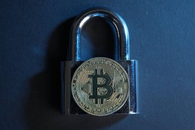 Mavi arkaplanda bitcoin ve asma kilit, üst görünüm