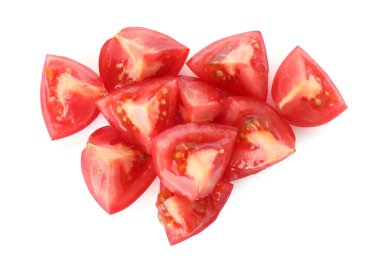 Olgun kırmızı domates parçaları beyaza izole edilmiş.