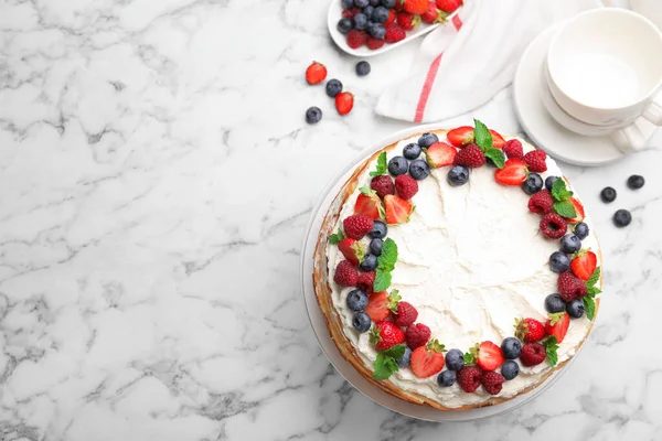 Beyaz mermer masada taze böğürtlenli leziz krep keki. Metin için boşluk