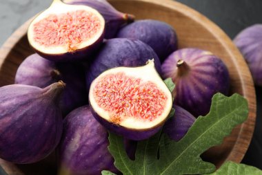 Taze incir ve yeşil yaprak masada, yakın plan.