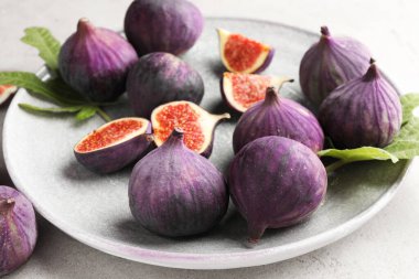 Masadaki incirlerin hepsini kes, yakın plan.