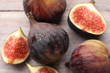 Işık masasının üzerindeki incirlerin tamamını kes.