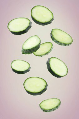 Taze salatalık parçaları renk eğimine düşüyor.