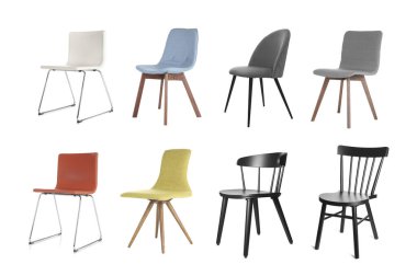 Beyazlara ayrılmış farklı sandalyeler, set. Mobilyalar şık.