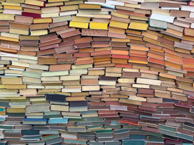 Wassenaar, Hollanda - 24 Nisan 2025: Voorlinden Müzesi 'ne birçok renkli kitap kurulumu