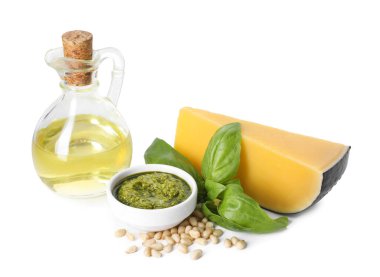 Kâsede taze pesto sosu ve beyaza izole edilmiş malzemeler.