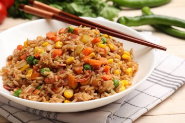 Lezzetli pilav ve çubuklar açık ahşap masada, yakın plan.