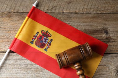 Hakimin tokmağı ve İspanya bayrağı ahşap masanın üstünde.