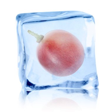 Beyaz zemin üzerinde buz küpünün içinde taze üzüm