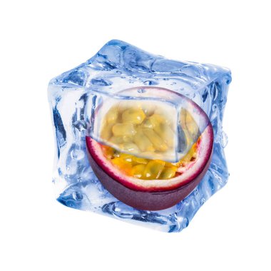 Taze tutku meyvelerinin yarısı beyaz arka planda buz küpünde