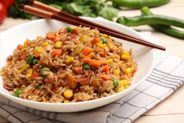 Lezzetli pilav ve çubuklar açık ahşap masada, yakın plan.
