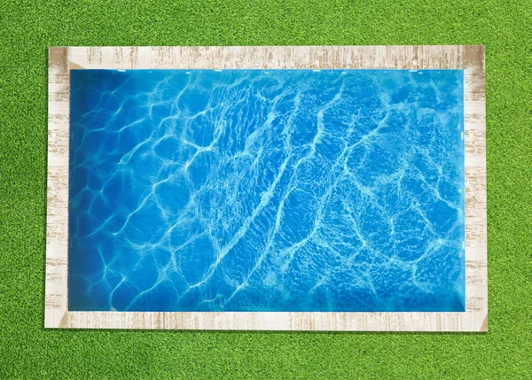 Yeşil çimlerle çevrili yüzme havuzu, üst manzara