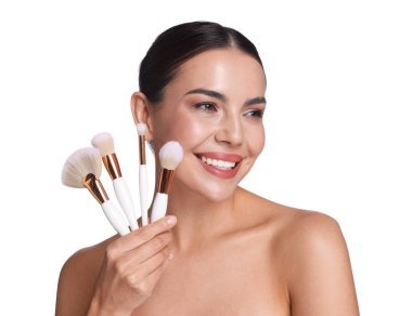 Beyaz arka plan üzerinde makyaj fırçaları ile güzel kadın