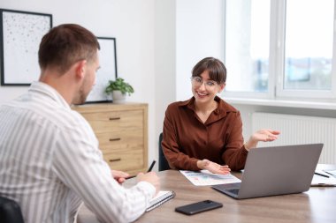 Ofiste müvekkil ile çalışan bir danışman. İş toplantısı