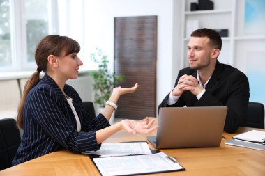 Ofiste müvekkil ile çalışan bir danışman. İş toplantısı