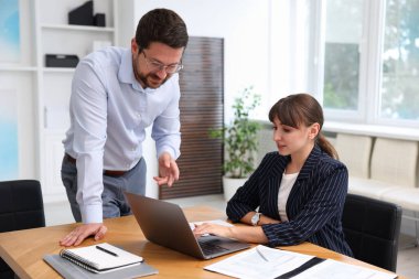 Ofiste müvekkil ile çalışan bir danışman. İş toplantısı