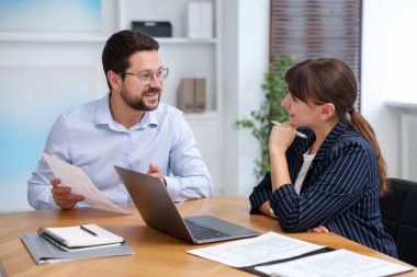 Ofiste müvekkil ile çalışan bir danışman. İş toplantısı