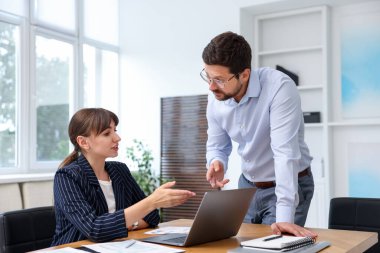 Ofiste müvekkil ile çalışan bir danışman. İş toplantısı